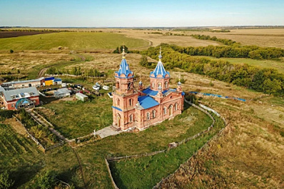 "Монахи" восстанавливают церковь в чистом поле