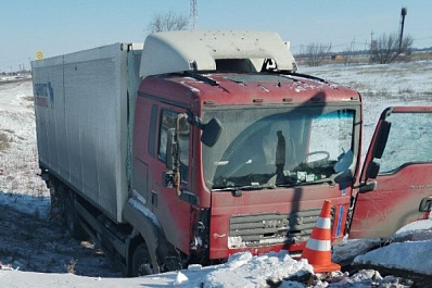 В Самарской области на трассе фура скатилась в кювет