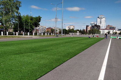 В Самаре на площади Куйбышева начали устанавливать футбольное поле