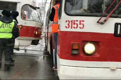 В Самаре на Московском шоссе трамвай врезался в троллейбус