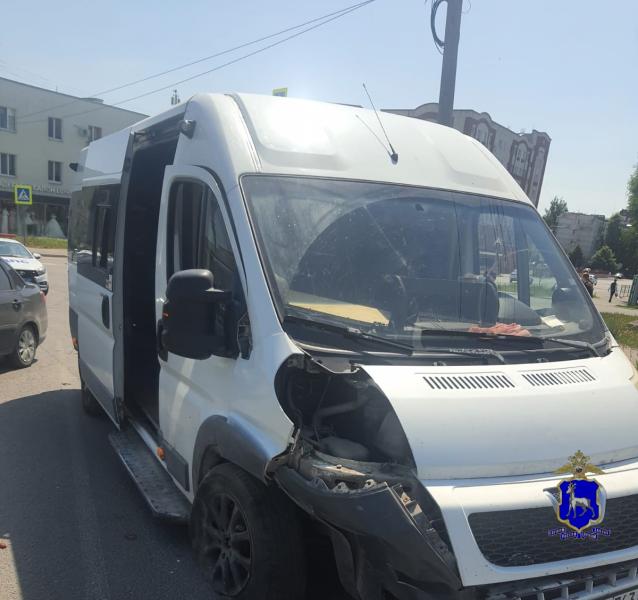 Пострадали четверо детей: в Тольятти женщина на "Ниве" врезалась в столб