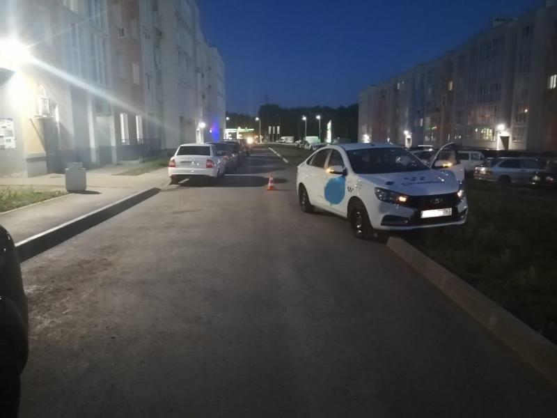 В Волжском районе таксист сбил во дворе 3-летнюю девочку