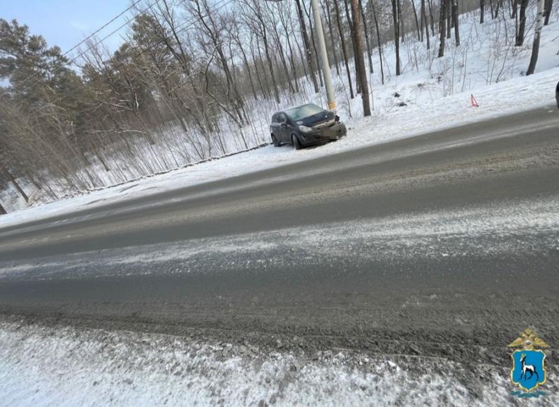 В Самарской области на трассе "Калина" на скорости вылетела в кювет и опрокинулась