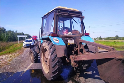 28 августа в Самарской области УАЗ столкнулся с трактором и опрокинулся