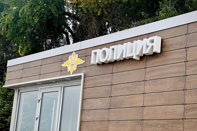 Головой об пол: женщину избили из-за попытки войти в кабинет без очереди