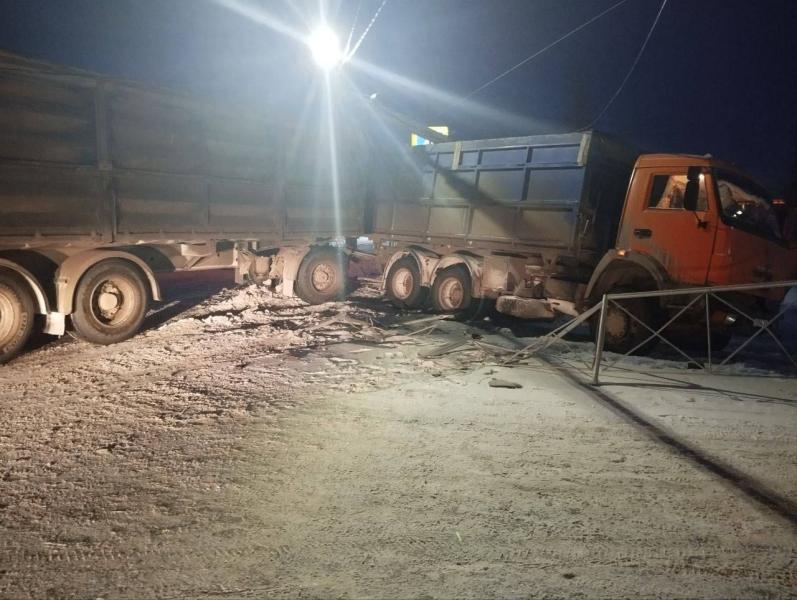 В Безенчуке 23 февраля легковушка столкнулась с КамАЗом