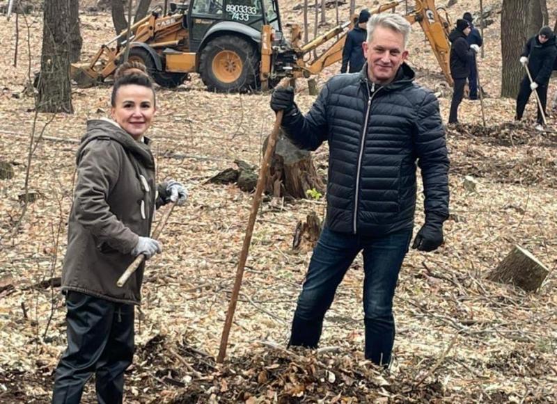В Тольятти добровольцы устроили субботник в сквере на территории больницы