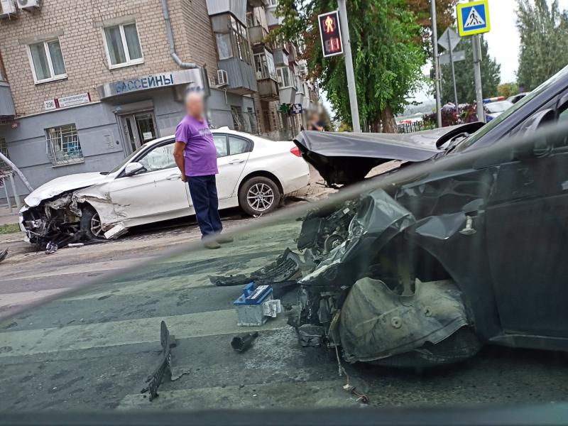 Пострадал ребенок: в Самаре на Полевой столкнулись BMW и Chevrolet Cruze