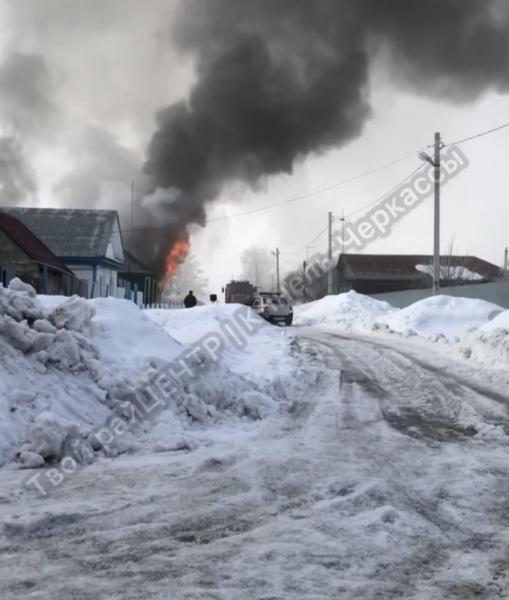 Рано утром в Кинель-Черкассах полыхали отечественная легковушка, гараж и сарай