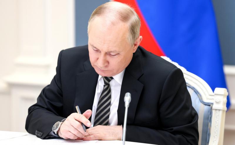 Путин подписал закон, обязывающий туроператоров формировать электронные путевки
