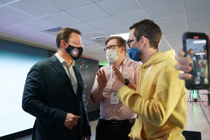 Дмитрий Азаров наградил призеров всероссийского хакатона в сфере искусственного интеллекта