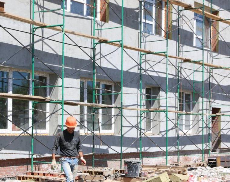 В Красноярском районе продолжают обновлять фасад Дома культуры