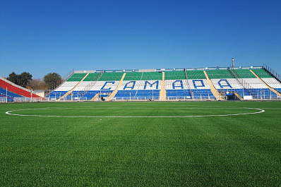 На стадионе Металлург завершается укладка синтетического покрытия