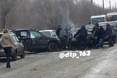 В массовой аварии в Самаре пострадала беременная женщина, которую везли рожать