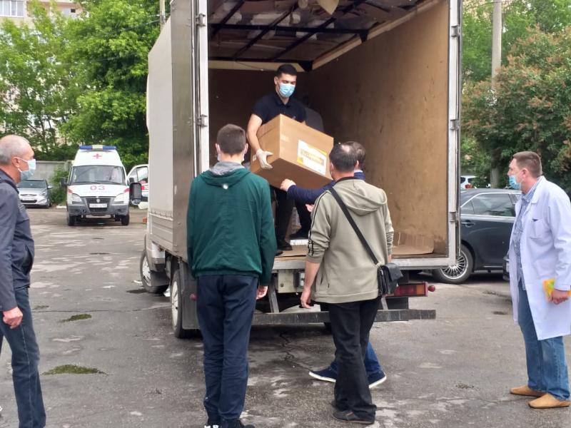 Сотрудники тольяттинской скорой получили более 450 защитных костюмов