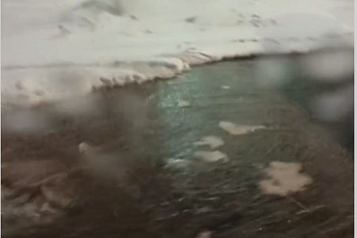 На ул. Ташкентской в Самаре горячая вода заливает дорогу