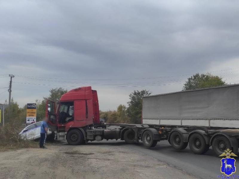 В Самарской области 6 октября грузовик протаранил машину ДПС