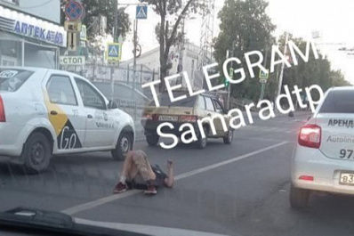В Самаре 7 августа 2021 года водителей напугал мужчина, лежащий на проезжей части ул. Спортивной