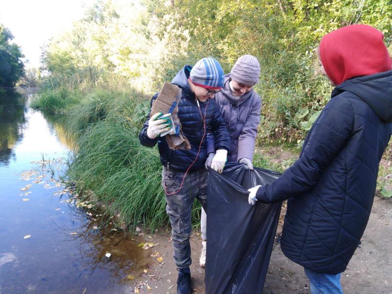 Волонтеры Елховского района очищают берега водоемов от мусора 