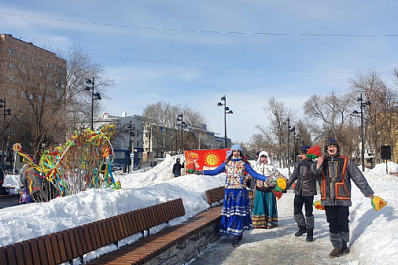 В самарском сквере возле ТЦ "Аврора" прошли проводы зимы
