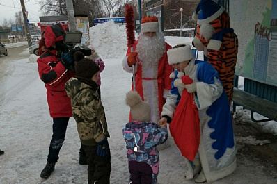 Жителей Тольятти на остановках общественного транспорта будут поздравлять Деды Морозы и Снегурочки