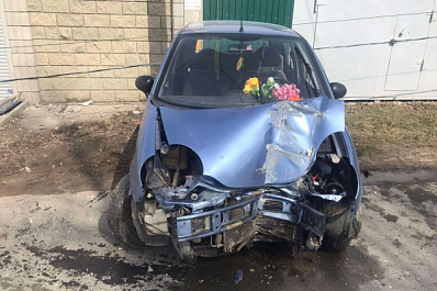 73-летняя пенсионерка под Самарой на "Матизе" влетела в столб