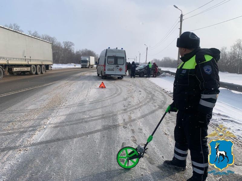 В Самарской области на трассе Skoda на скорости заехала под фуру