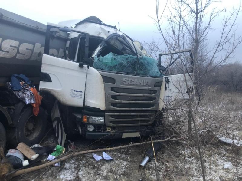 В Самарской области грузовик на скорости вылетел в кювет и перевернулся