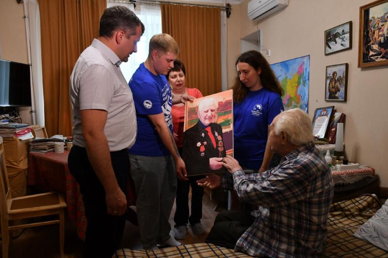 "Краски Победы": ветерану Великой Отечественной войны Александру Любимову подарили портрет