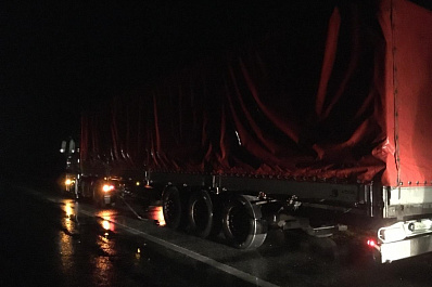 Иномарка врезалась в фуру и снесла металлический отбойник на трассе между Тольятти и Самарой