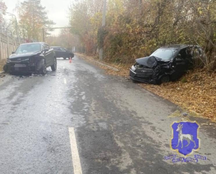 В Самаре на 5-й Просеке столкнулись Geely и LADA Granta