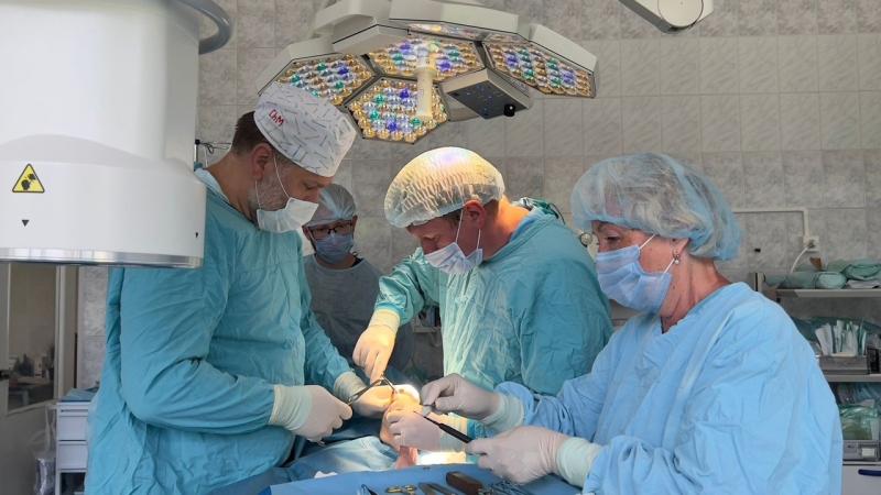 Самарские врачи впервые провели сложную операцию мальчику-близнецу с редкой болезнью
