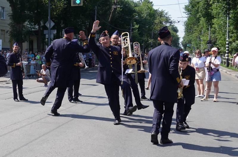 В Самаре марш-парад оркестров на Волжском шоссе открыл фестиваль "На сопках Маньчжурии"