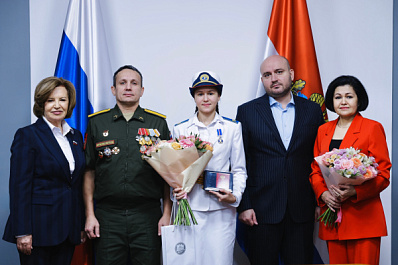 Девушка из Самарской области получила памятную медаль Совета Федерации 