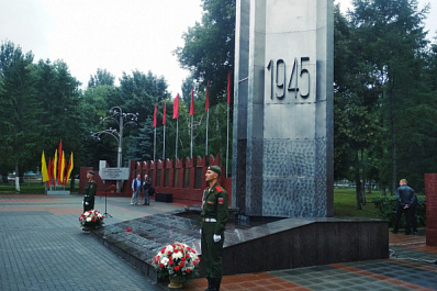 Губернатор Дмитрий Азаров возложил цветы к мемориальной стене в парке Победы