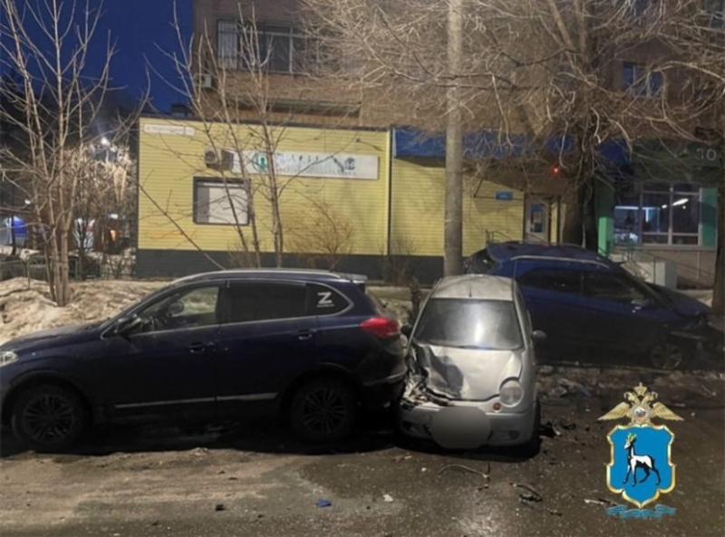 В Самаре молодой водитель Mercedes-Benz снес три припаркованные машины