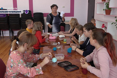 В Самарской области жители серебряного возраста проводят мастер-классы для школьников