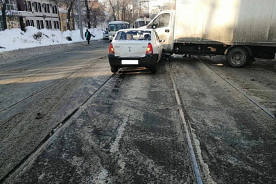  В Самаре на трамвайных путях на Красноармейской легковушка "поцеловала" большегруз