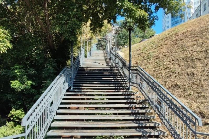 После сигналов из ЦУР чугунная лестница в историческом центре Самары снова стала безопасной