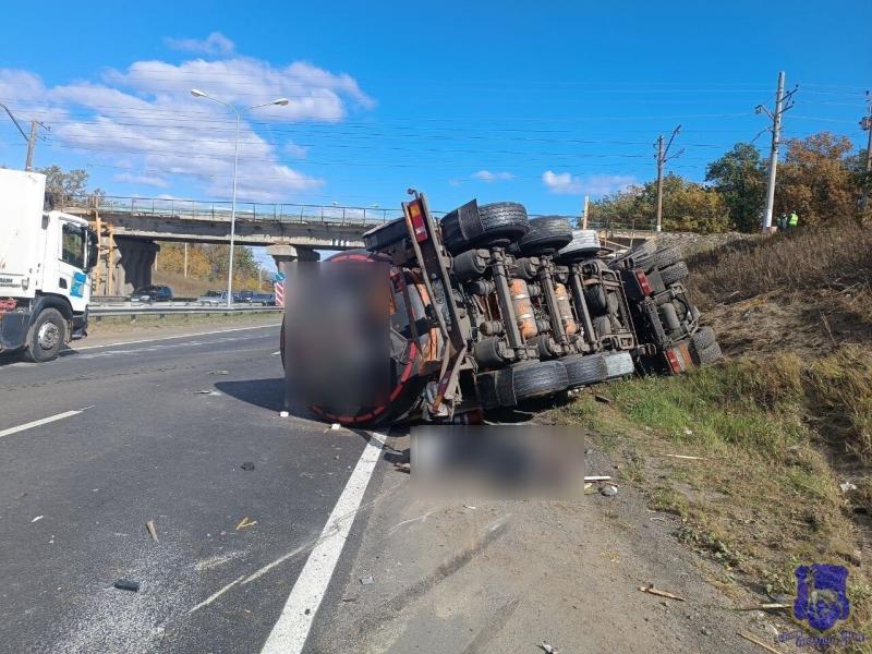 Наносили разметку: в Самарской области на трассе автоцистерна сбила двух рабочих