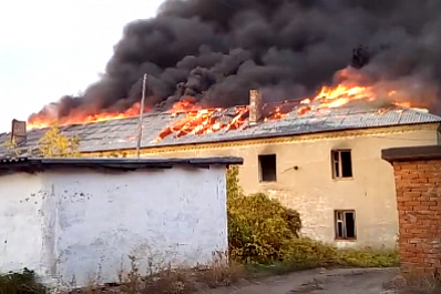 18 человек тушили накануне крупный пожар в Самарской области