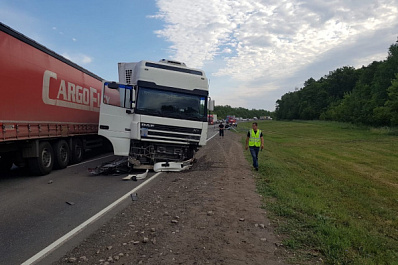 Погибли двое: в Ставропольском районе "Приора" врезалась в грузовик