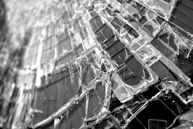 В Самаре девушка разбила лобовое стекло машины своего бывшего