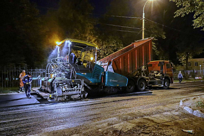 В Самаре на проезде 9 Мая продолжают устранять ямы и колеи