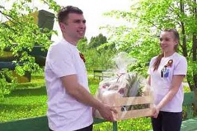 Самарские волонтеры передали ветеранам праздничные продуктовые наборы