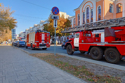 В Самаре пожарные расчеты стянулись к поликлинике на Молодогвардейской
