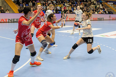 Гандбольная "Лада" дважды сыграла вничью