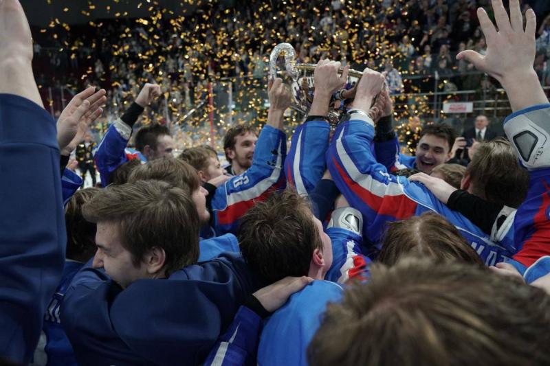 Дмитрий Азаров поздравил самарский хоккейный клуб ЦСК ВВС с завоеванием Кубка Федерации