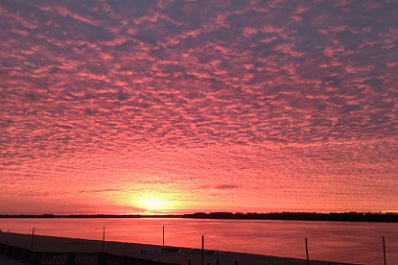 Подарок от природы: 6 октября жителей Самарской области восхитил малиновый закат
