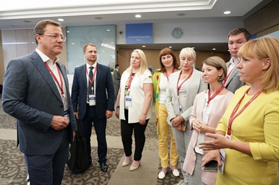 Губернатор Дмитрий Азаров обсудил проекты с самарцами - участниками форума "Сильные идеи для нового времени"